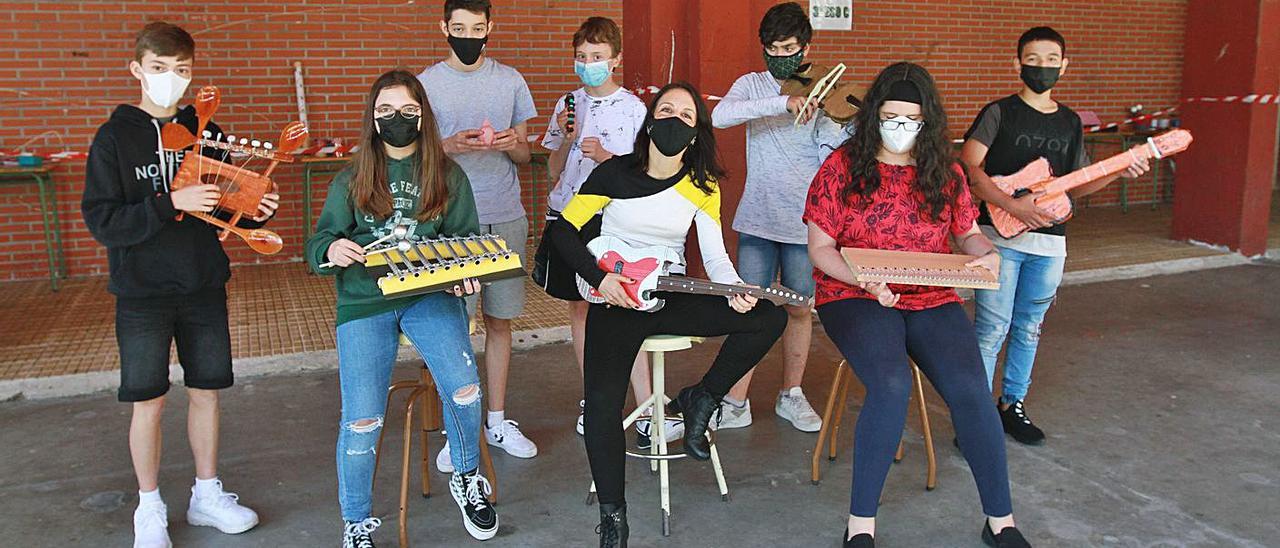 Varios de los alumnos ‘luthiers’ del IES O Couto con la profesora Olalla Núñez, en el centro. |   // IÑAKI OSORIO