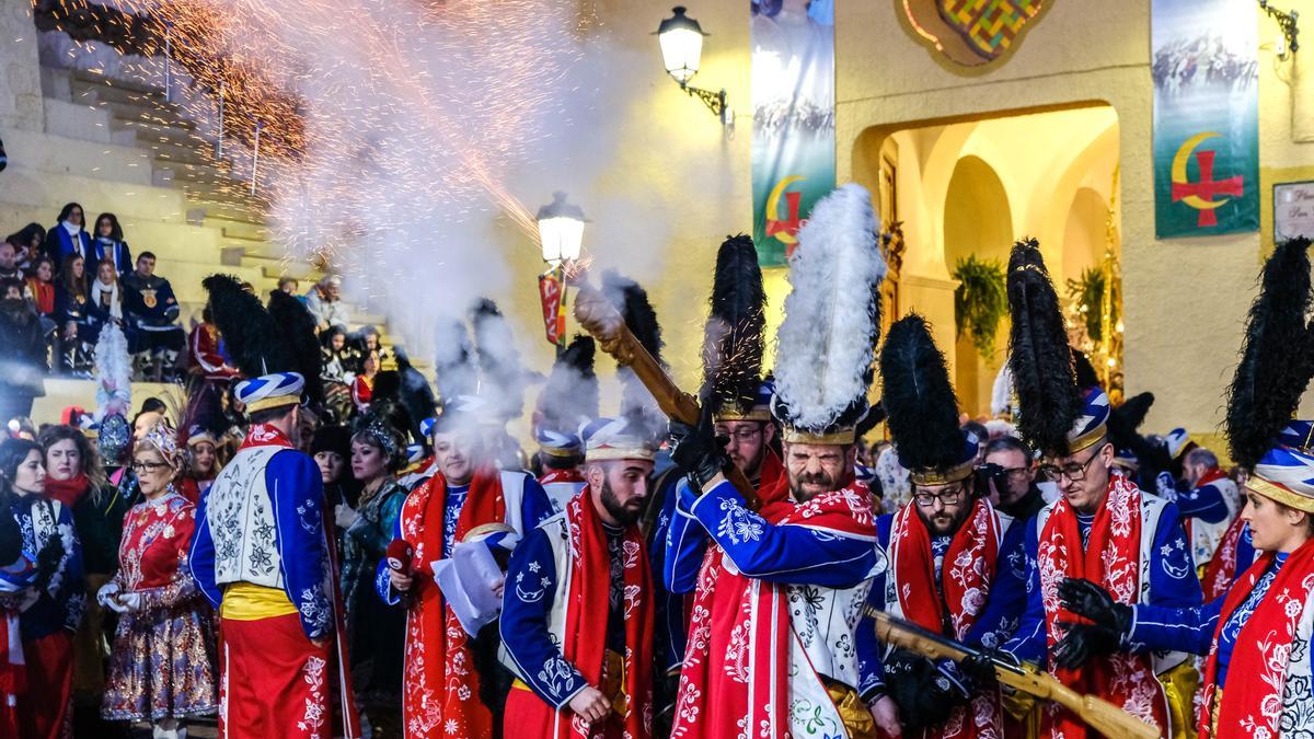 Los Moros de Sax en la Bajada de San Blas durante las &quot;gloriosas&quot; fiestas de 2018.