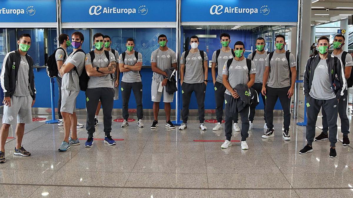 Los jugadores del Palma Futsal, ayer en el aeropuerto de Son Sant Joan.