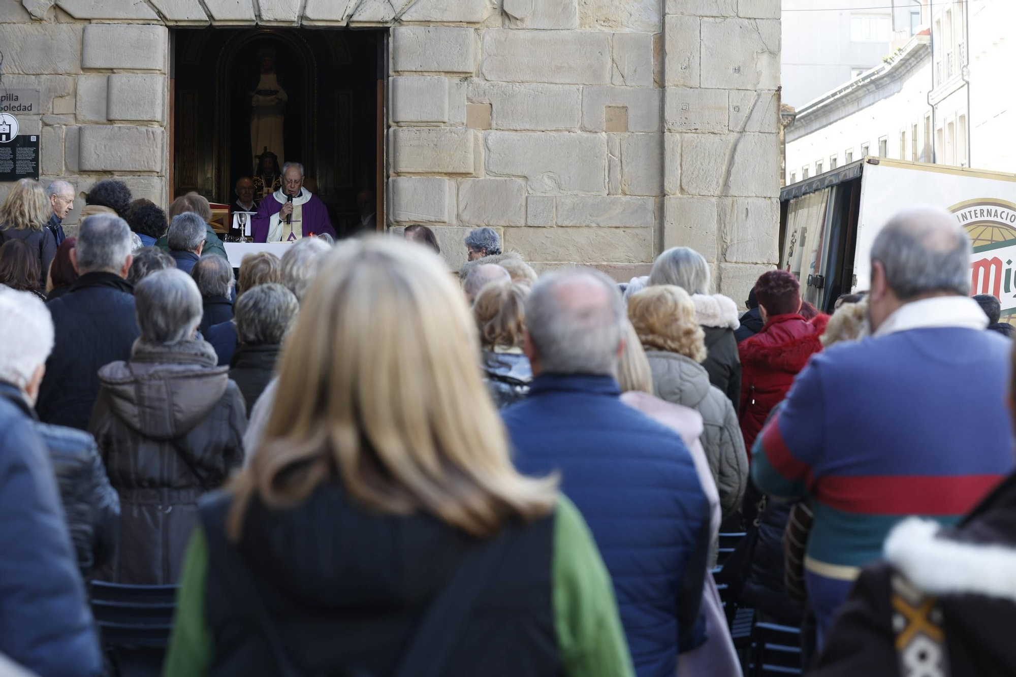 Devoción por el Cristo Redentor en la capilla de La Soledad de Cimavilla (en imágenes)