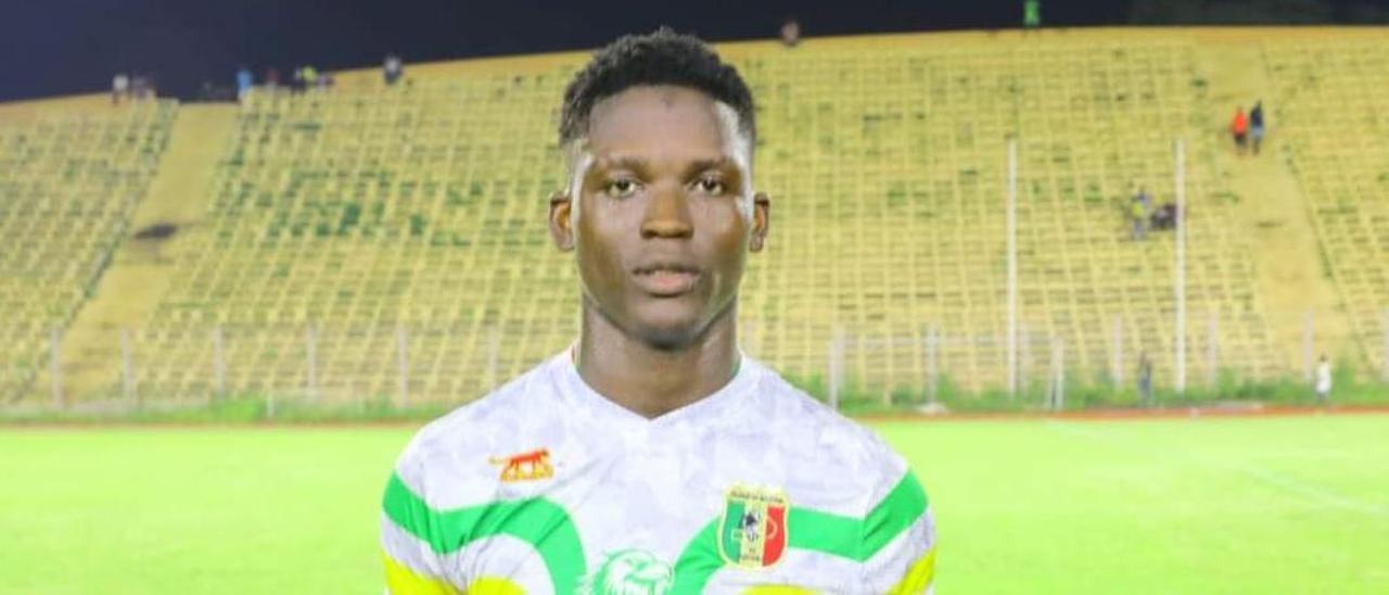 Keita posa con la camiseta de la selección sub-20 de Mali.