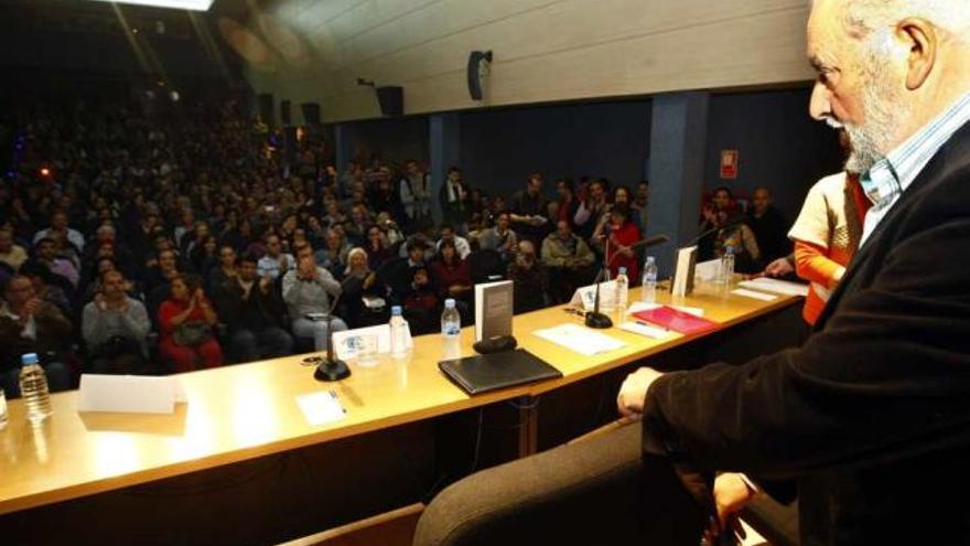 El excoordinador general de IU Julio Anguita, presentando su libro en el Club INFORMACIÓN con la sala totalmente abarrotada.