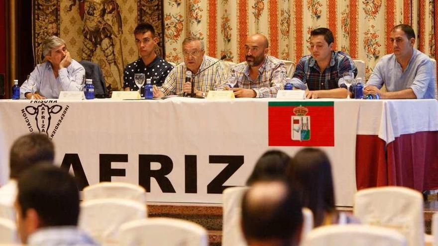 Ganaderos y ponentes en el encuentro de Afriza celebrado ayer en Coreses.