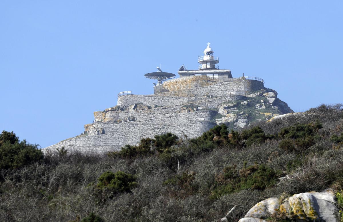 Ría de Vigo. Islas Cíes en invierno, con trabajadores todo el año entre agentes y vigilantes forestales, técnicos de Tragsa y mecánicos, que se dedican entre otras cosas a repoblar árboles y eliminar plantas invasoras