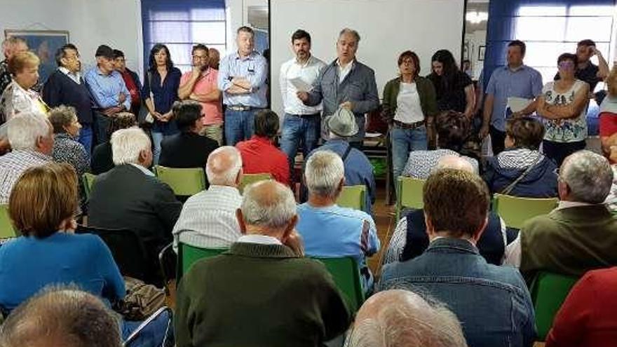 Asistentes a la reunión de la parcelaria en Madriñán.