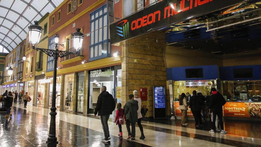Interior del centro comercial de ParqueAstur, con los cines a la derecha.