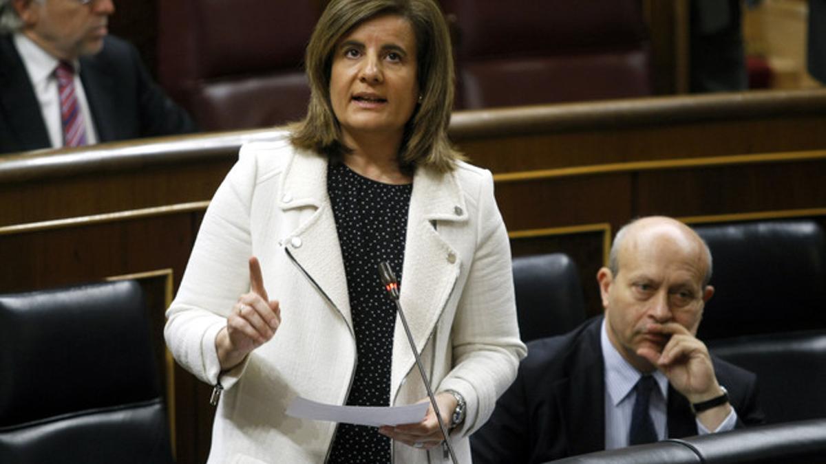 La ministra de Empleo, Fátima Báñez, junto al ministro de Educación, José Ignacio Wert, en el Congreso.