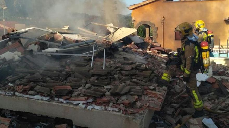 Bombers treballant entre les runes de la casa de Collbató.