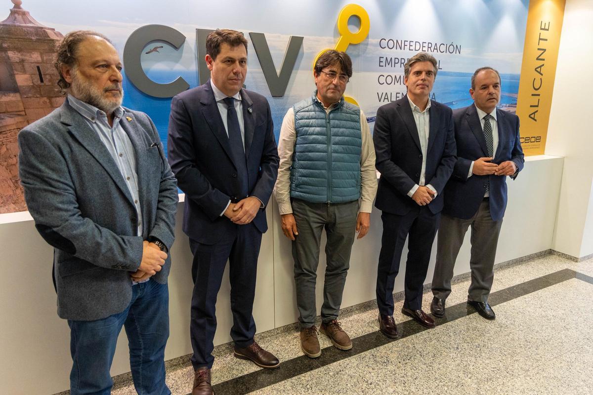 Carlos Baño, a la derecha, posa con el comité de la CEV Alicante.