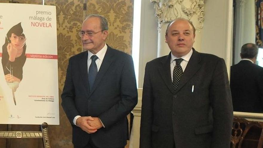 El alcalde, Francisco de la Torre, y el director del Instituto Municipal del Libro, Alfredo Taján.