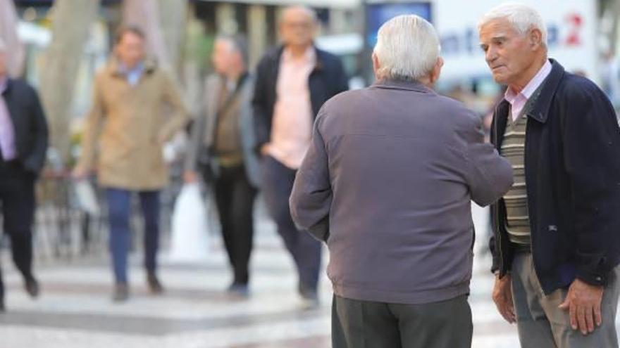 Dos jubilados conversan en el paseo de les Germanies de Gandia, la tarde de ayer.