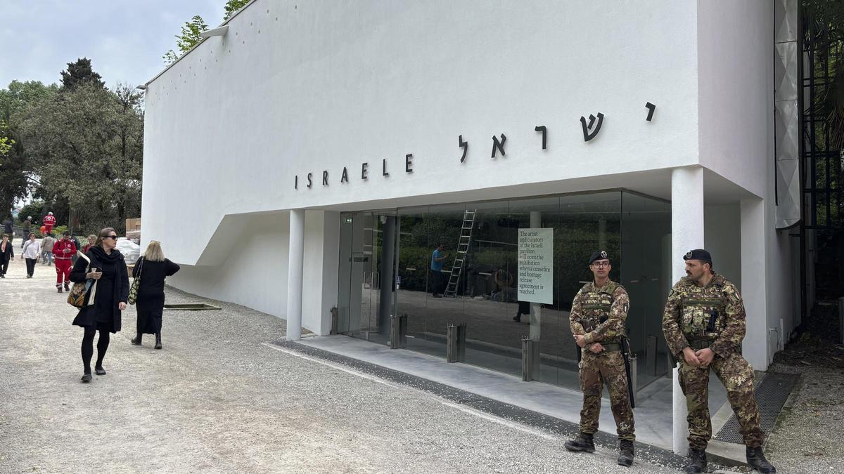Soldados italianos vigilan el pabellón de Israel en la Bienal de Venecia