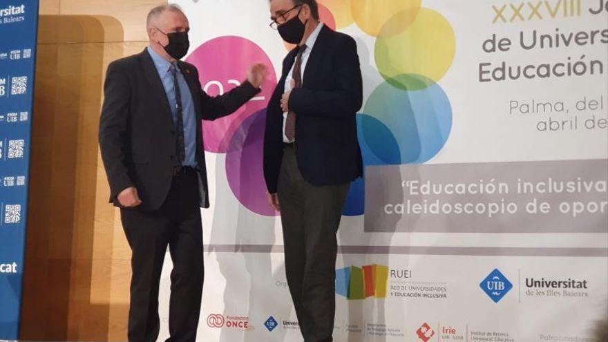 El rector de la UIB, Jaume Carot, con el ministro de Universidades, Joan Subirats, ayer en el Congreso Internacional de Educación Inclusiva. IRENE R. AGUADO