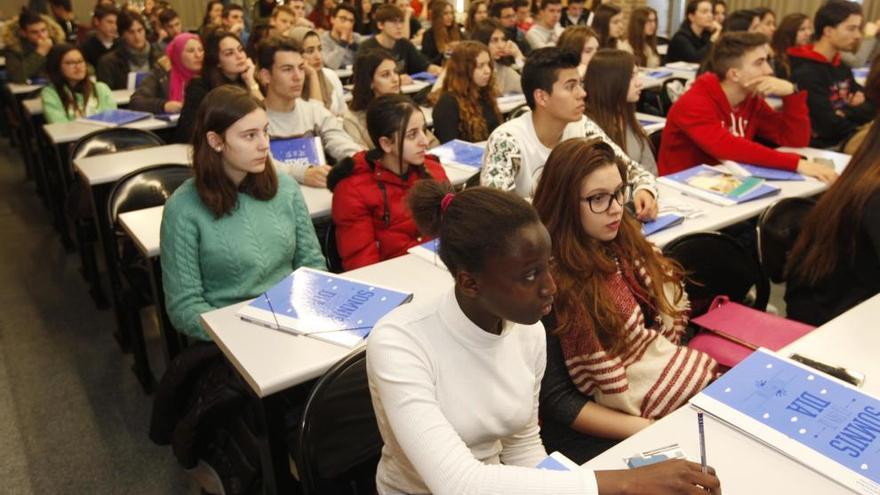 Una de les xerrades informatives realitzades ahir a la Facultat de Lletres