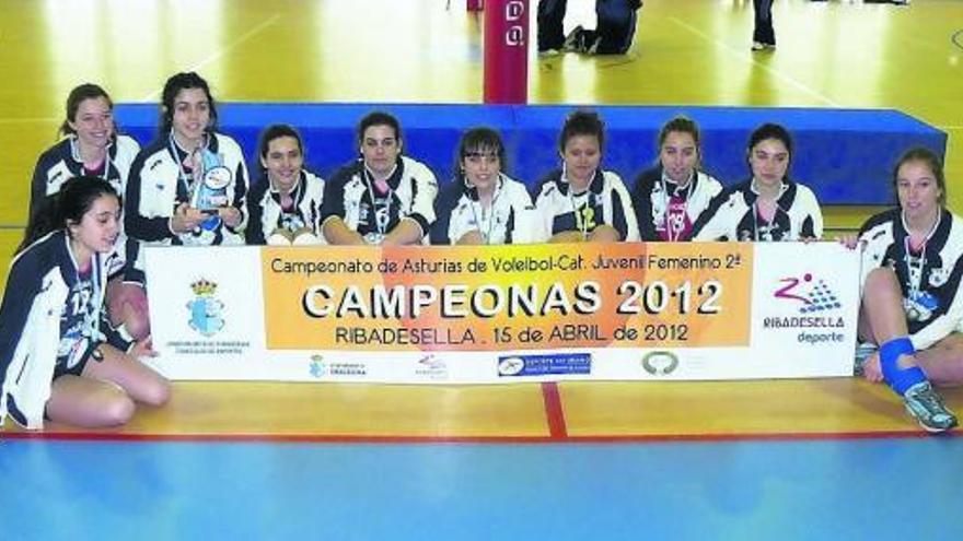 Las chicas de la SCD Ribadesella, campeonas de Segunda juvenil femenina. / j. m. carbajal