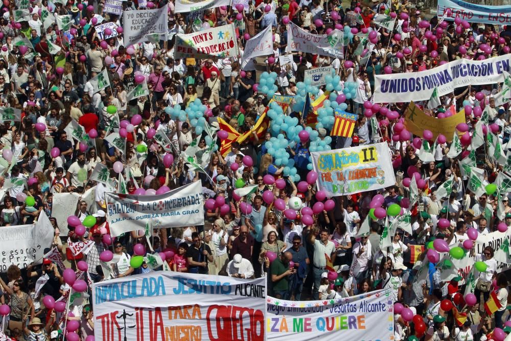 Cientos de alicantinos, en la protesta contra Marzà en Valencia