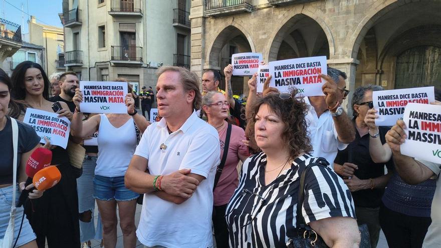 Una quinzena de persones a la concentració de VOX a Manresa per l'homicidi de Carles Vilajosana
