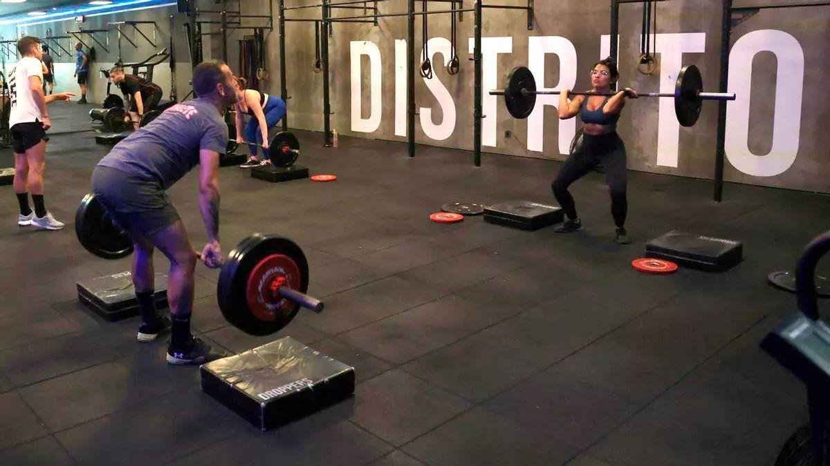 Clase en el gimnasio Distrito 632.