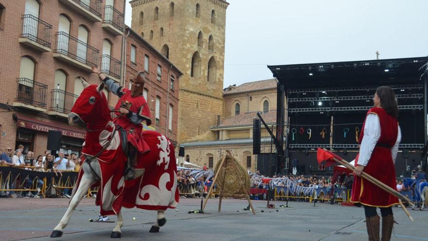 1 y 2.- Dos imágenes del torneo a caballo, uno de los espectáculos mas impresionante es el Torneo Medieval de Justa, llevado a la Plaza de la Madera por la compañía Águilas de Valporquero. 3.- Participantes en la jornada de promoción de ajedrez. 4.- Uno de los expositores en Plaza de Santa María. 5.- Los niños disfrutaron de varios talleres en la zona central de la Plaza Mayor. | E. P.