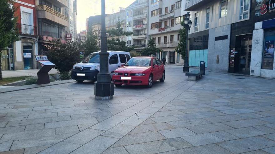 Vehículos estacionados en la plaza de Galicia, que es peatonal. 