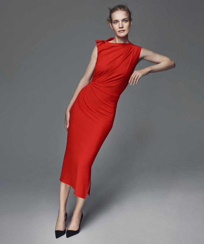 Vestido rojo drapeado de la colección de Zara x Narciso Rodríguez