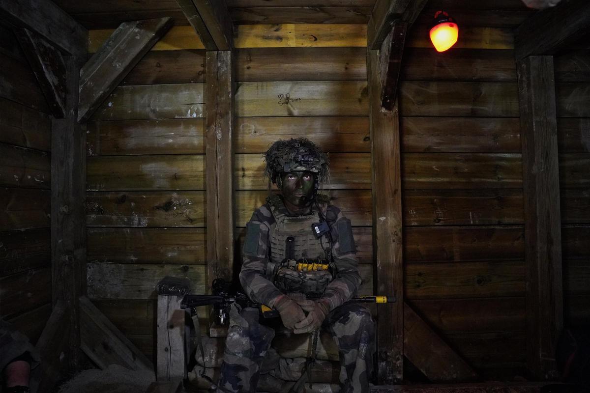 Soldado francés en una de las trincheras durante la operación ORION-26