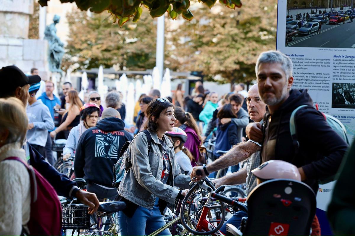 Decenas de ciclistas protestan en Zaragoza contra la obligatoriedad de contratar un seguro