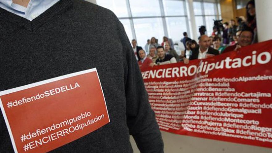 Los 42 alcaldes socialistas y los regidores de las dos ELAS, Serrato y Montecorto, todos ellos de filiación socialista, finalizaron a media mañana de ayer el encierro.