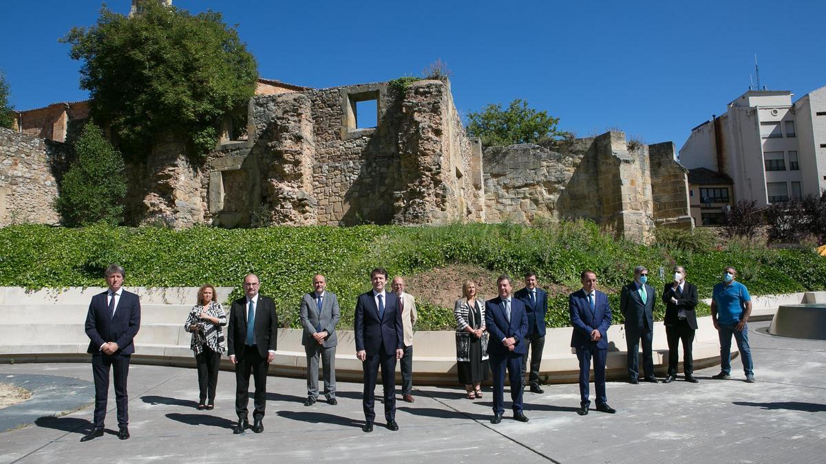 El presidente de la Junta de Castilla y León, Alfonso Fernández Mañueco, junto a los presidentes de Aragón, Javier Lambán(2I), y de Castilla-La Mancha, Emiliano García-Page(2D), el alcalde de Soria, Carlos Martínez(I), el presidente de la Diptación, Benito Serrano (D), y demás autoridades, momentos antes de la reunión