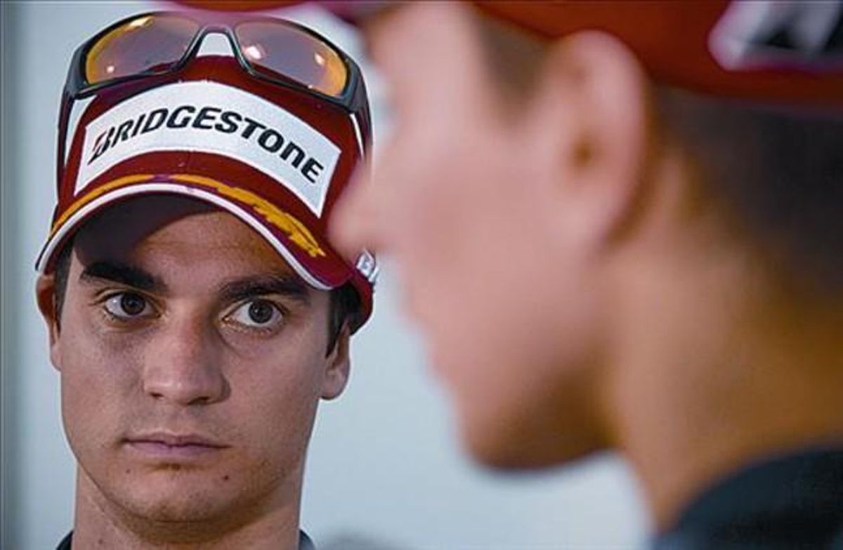 La mirada 8 Dani Pedrosa escolta atentament una resposta de Jorge Lorenzo. La mirada 8 Dani Pedrosa escolta atentament una resposta de Jorge Lorenzo.