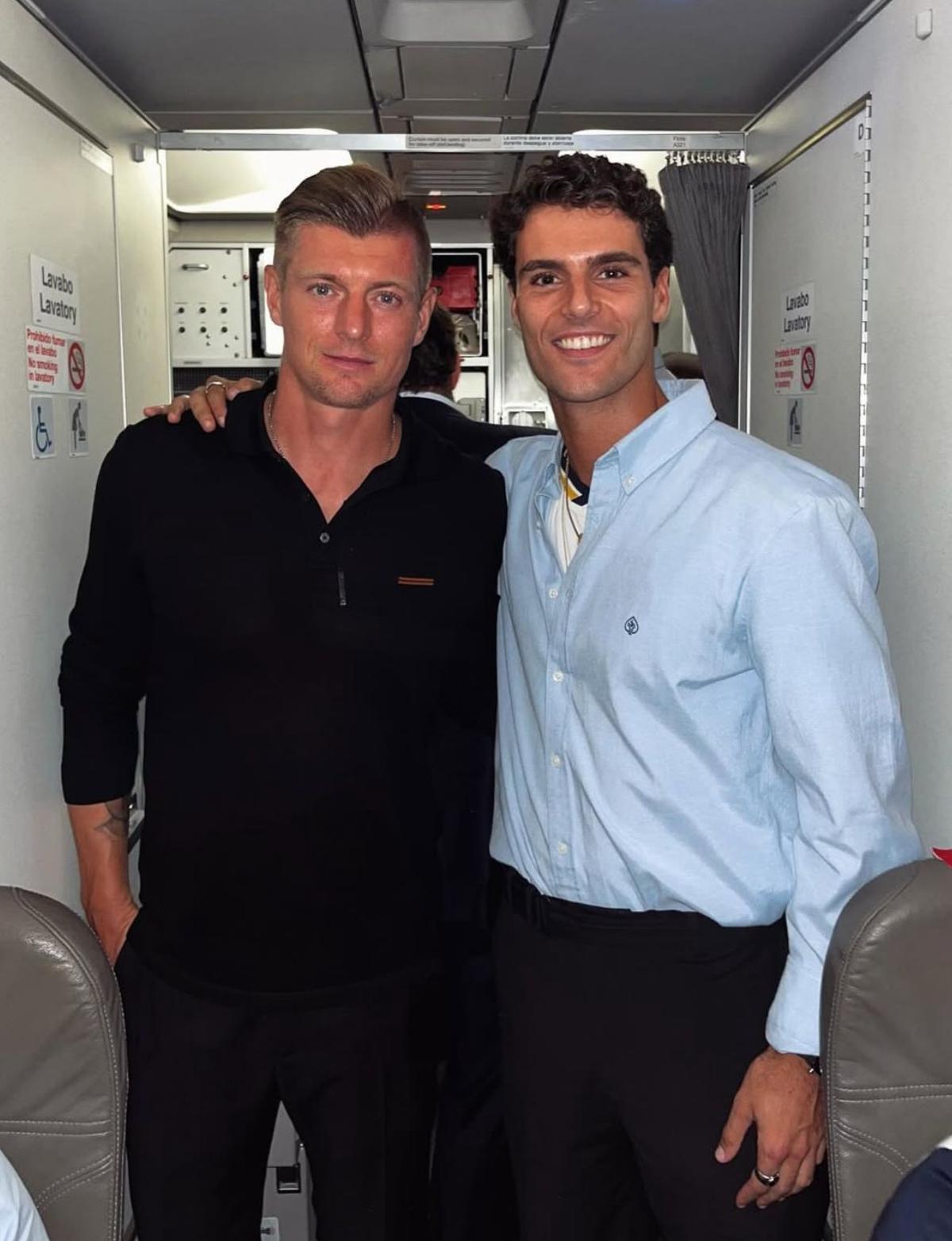 Juan Junto a Toni Kroos en el avión