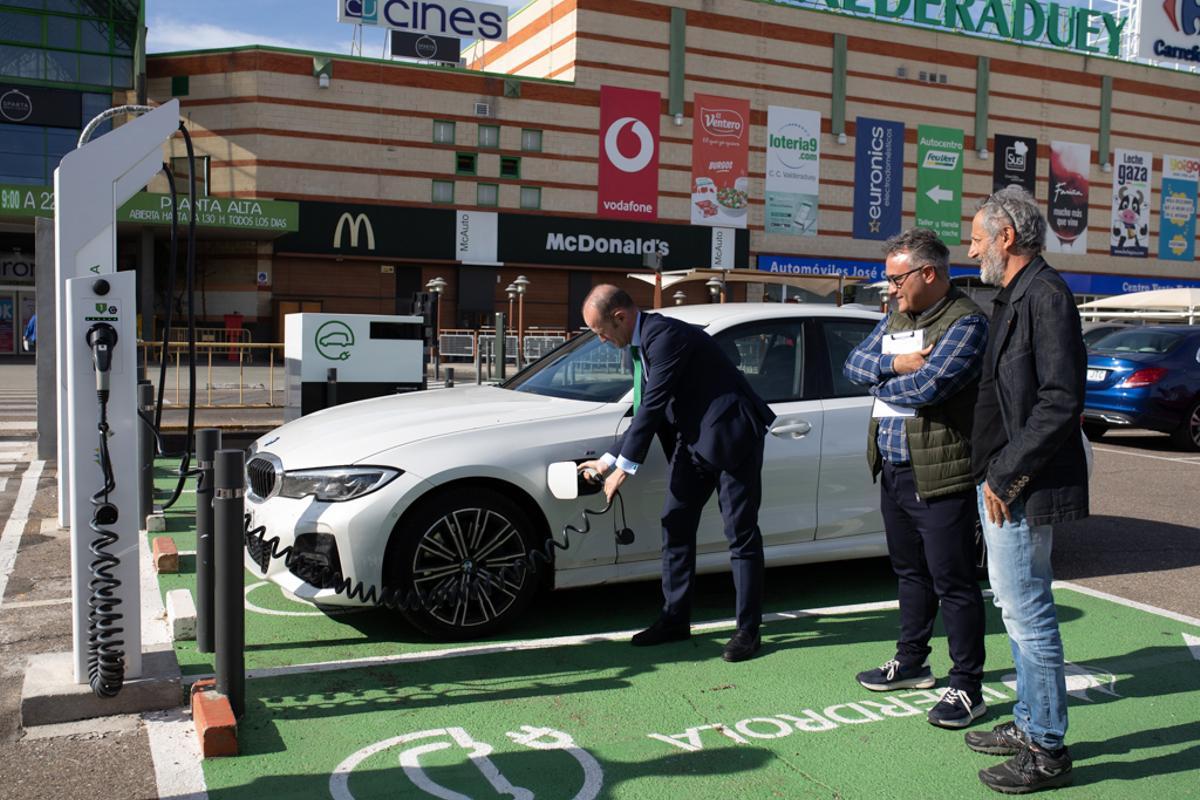 Un punto de recarga de vehículos eléctricos de la ciudad.