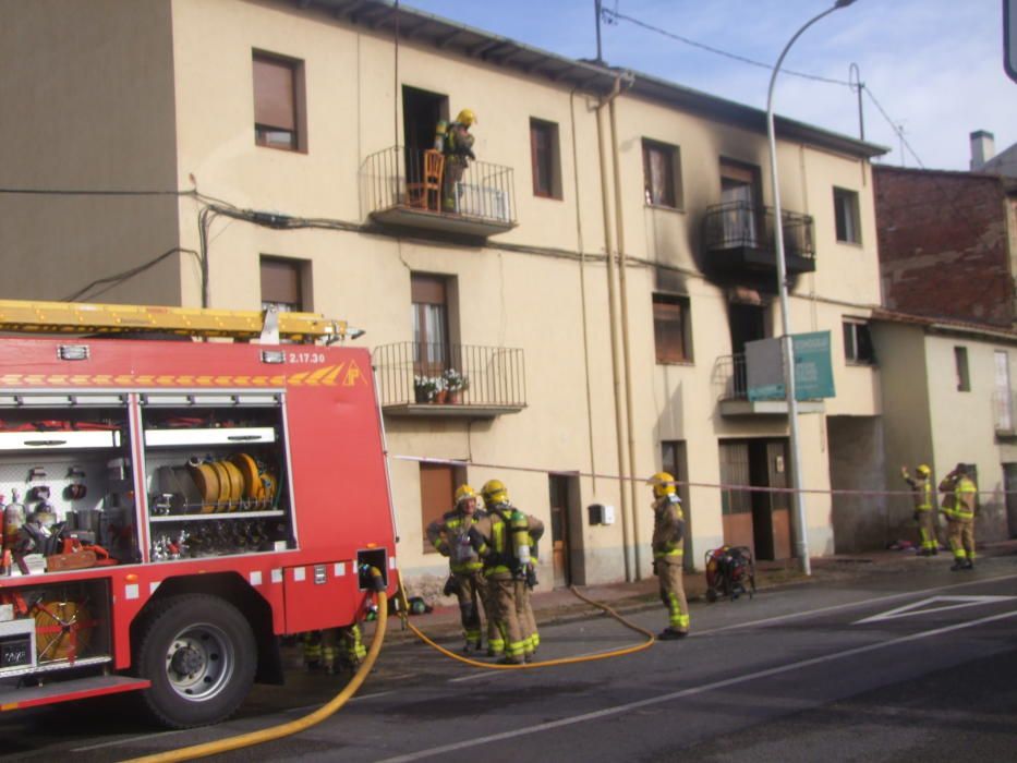 Els efectius d''emergències treballant en l''incendi d''un pis d''Olot