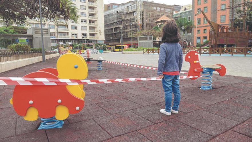 Una menor ante un parque infantil precintado, durante la etapa de desescalada de la pandemia.