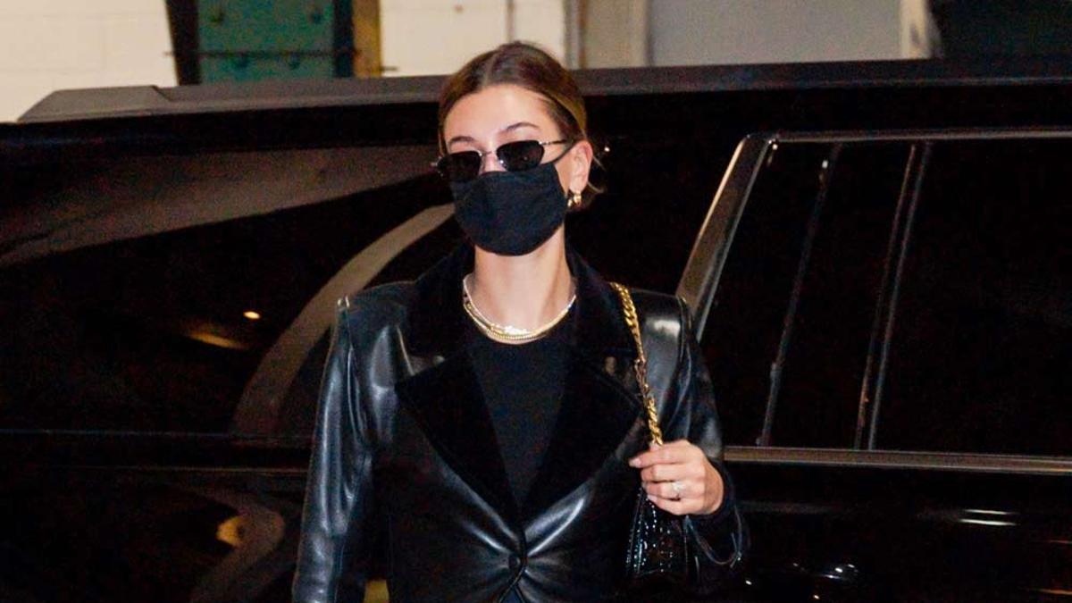 Hailey Baldwin, con total look negro en Nueva York