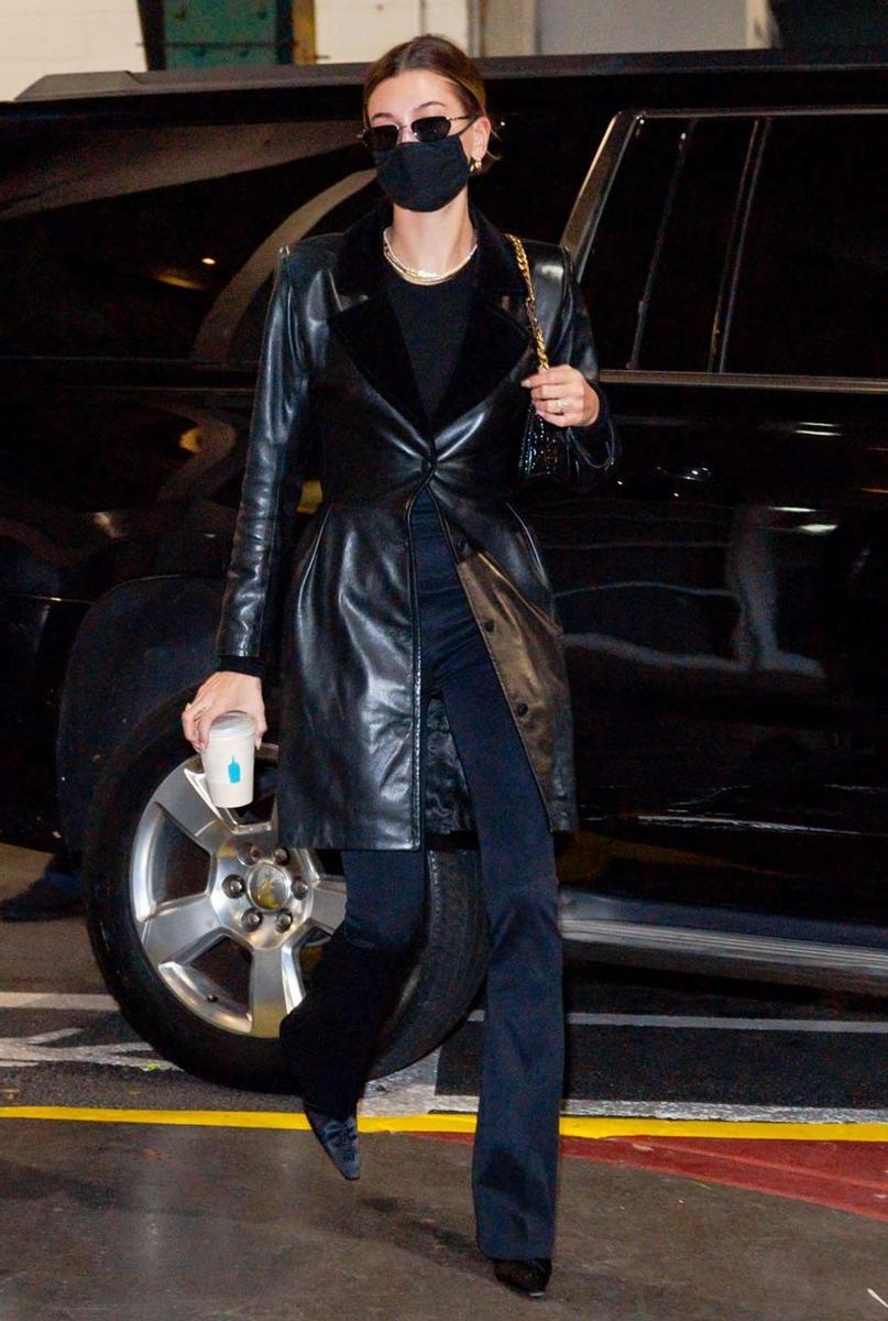 Hailey Baldwin, con total look negro en Nueva York