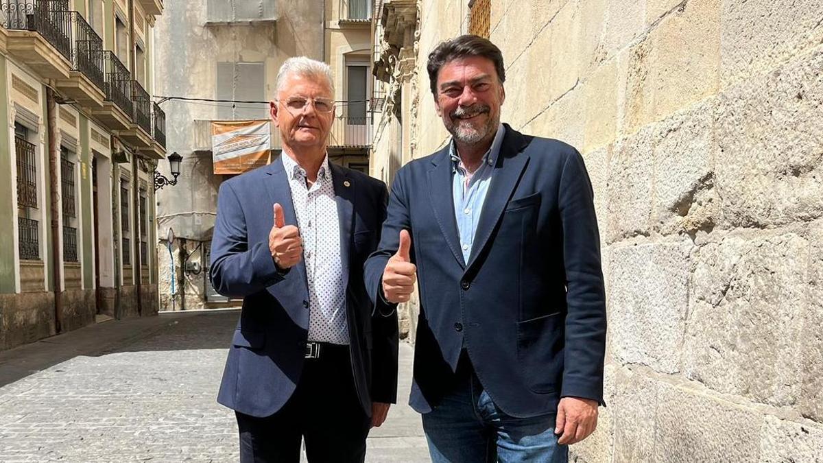 El alcalde de Alicante, Luis Barcala, junto al comisario Calero, &quot;seis&quot; de la lista electoral del PP