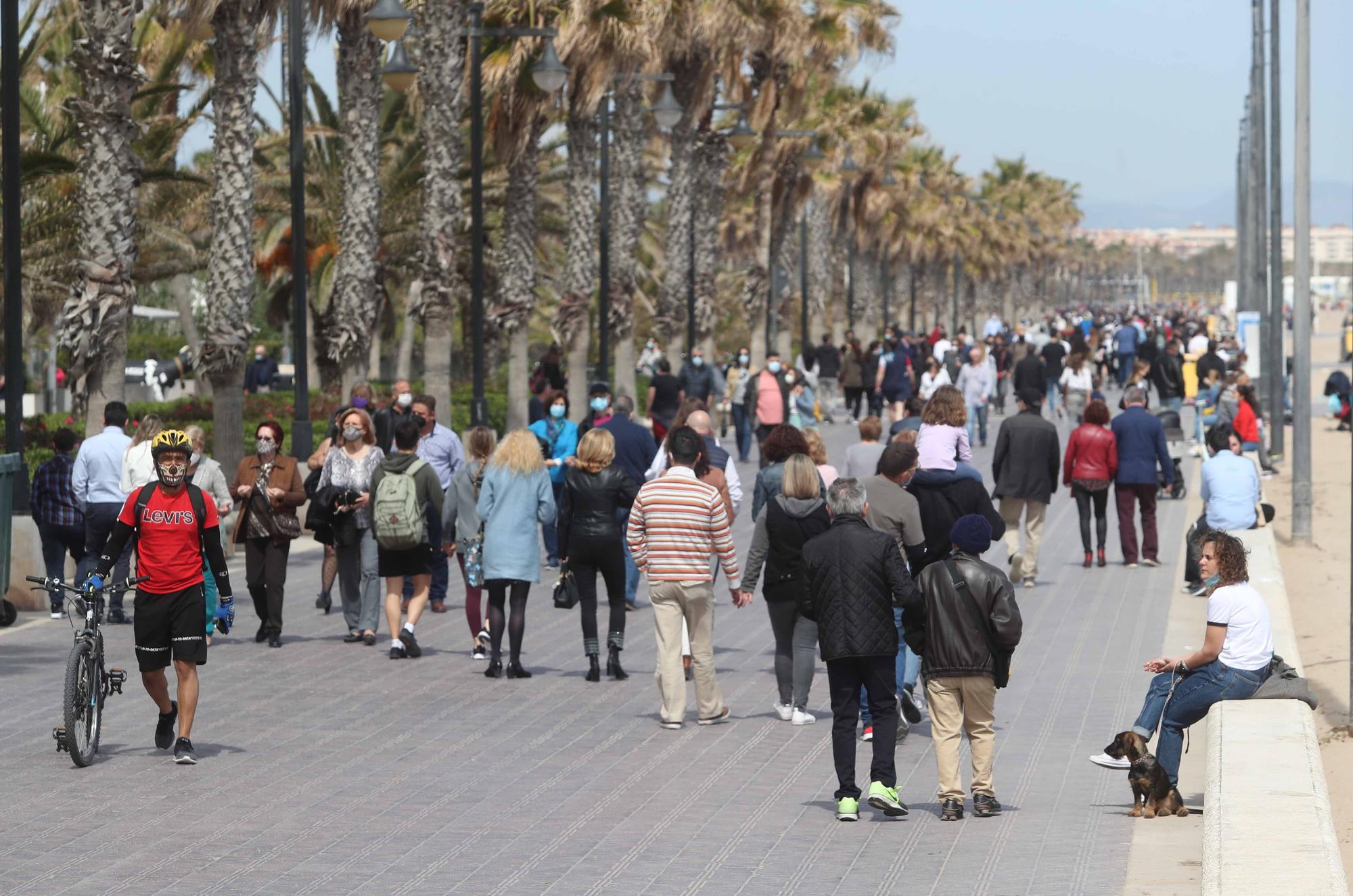 Playas, paseos y terrazas, llenos por el buen tiempo