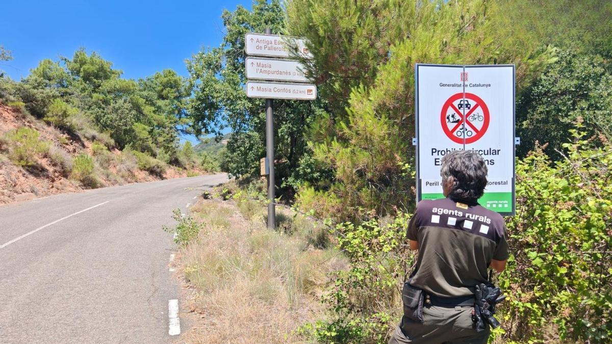 Un agente rural colocando las restricciones