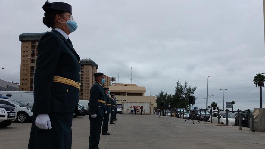 Agentes de la Guardia Civil honran a la Virgen del Pilar con las restricciones pertinentes del coronavirus