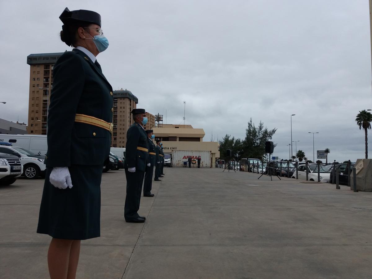 Agentes de la Guardia Civil honran a la Virgen del Pilar con las restricciones pertinentes del coronavirus