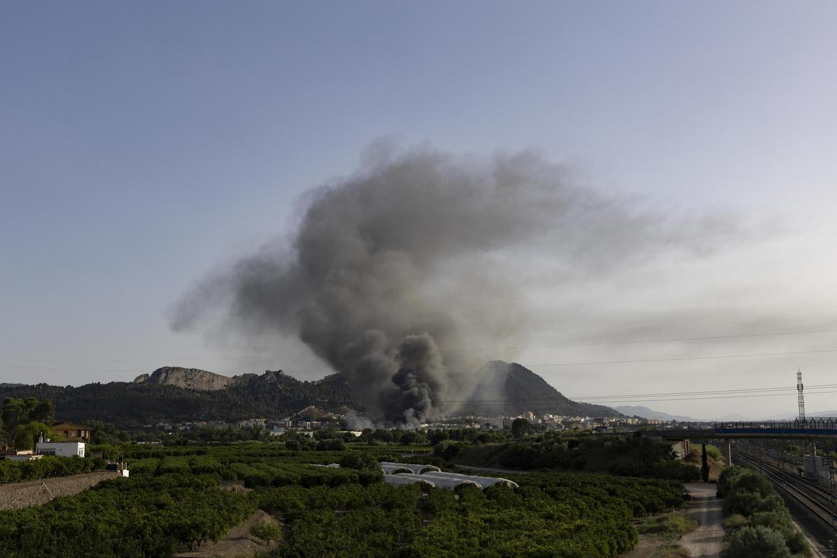 Más de seis dotaciones de bomberos trabajan en la extinción del incendio industrial de Xàtiva