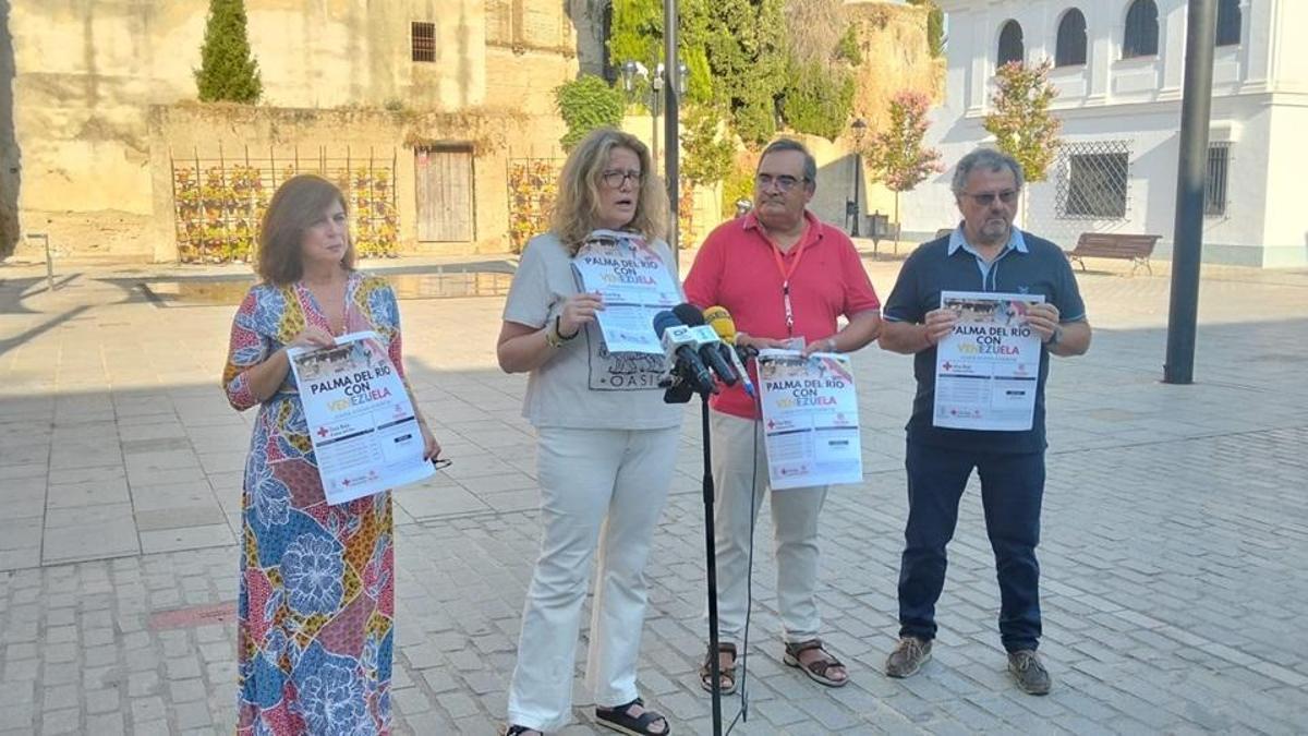 La alcaldesa junto a responsables de Cáritas y Cruz Roja en Palma del Río en la presentación de la campaña.