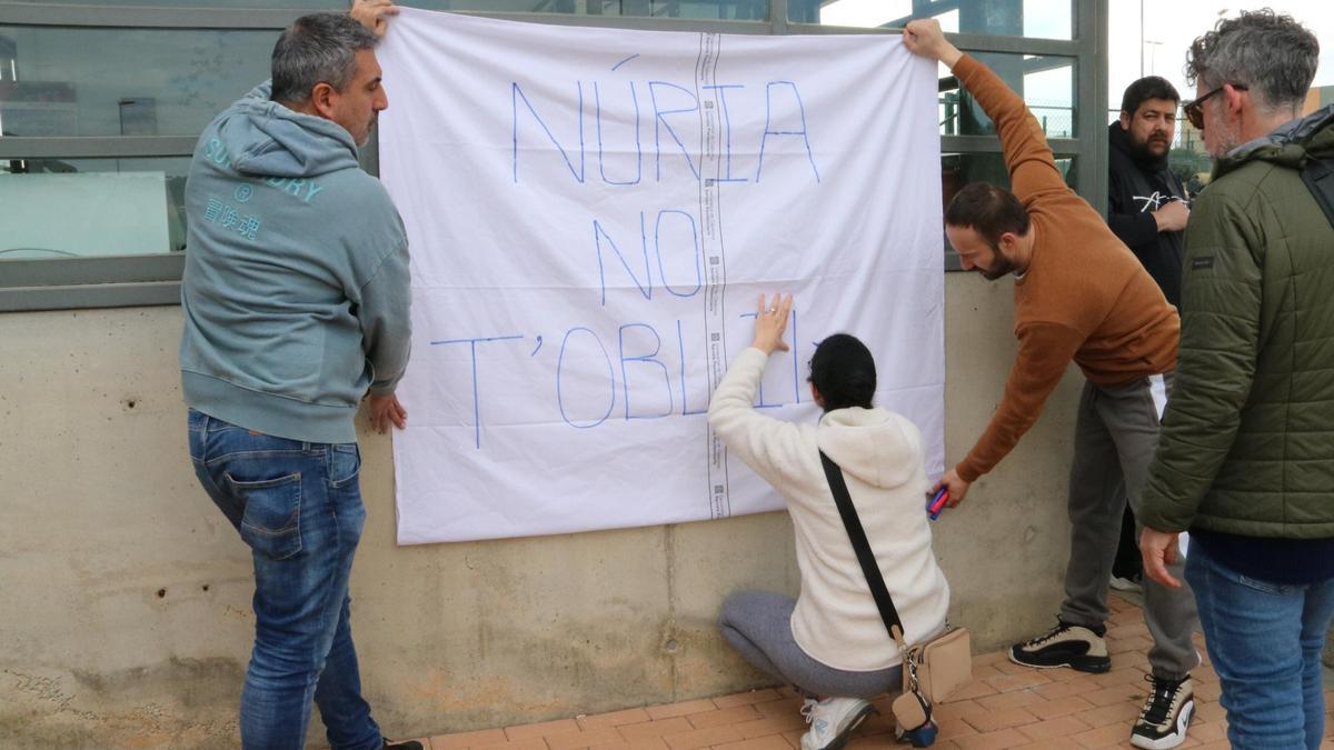 Els concentrats pintant una pancarta en record de la cuinera assassinada.