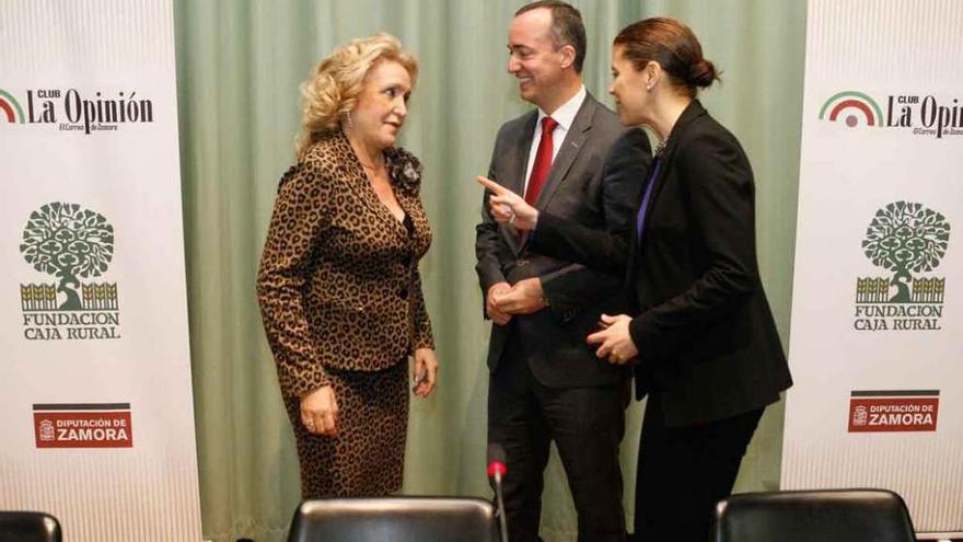 Francisco Martínez, entre Carmen Ferreras y Clara San Damián.