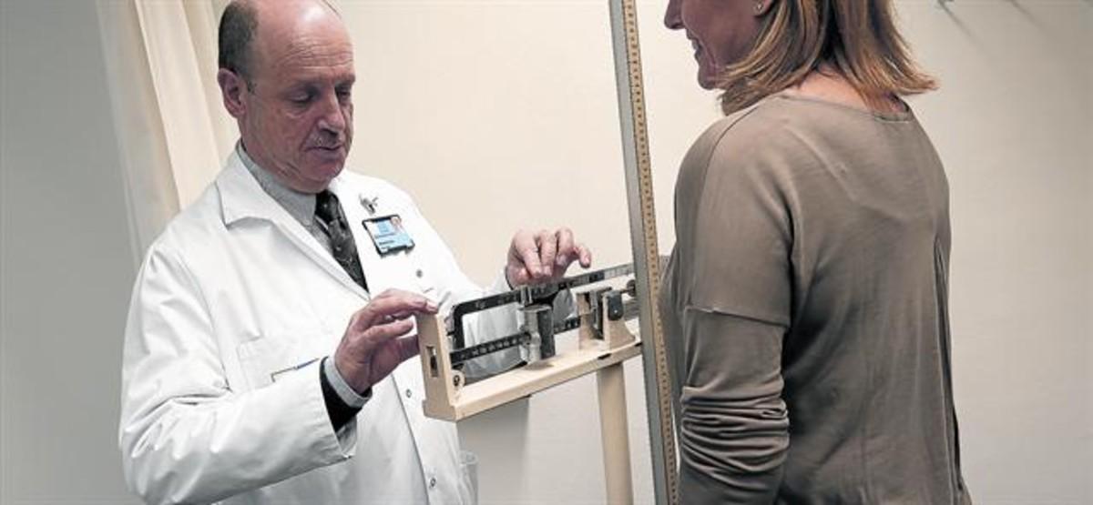 LA BÁSCULA ES NUESTRO JUEZ.El jefe de Endocrinología del Hospital del Mar, Alberto Goday, con una paciente.