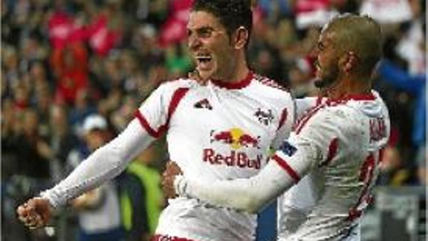 Jonathan Soriano (esquerra) celebra un gol amb Red Bull Salzburg