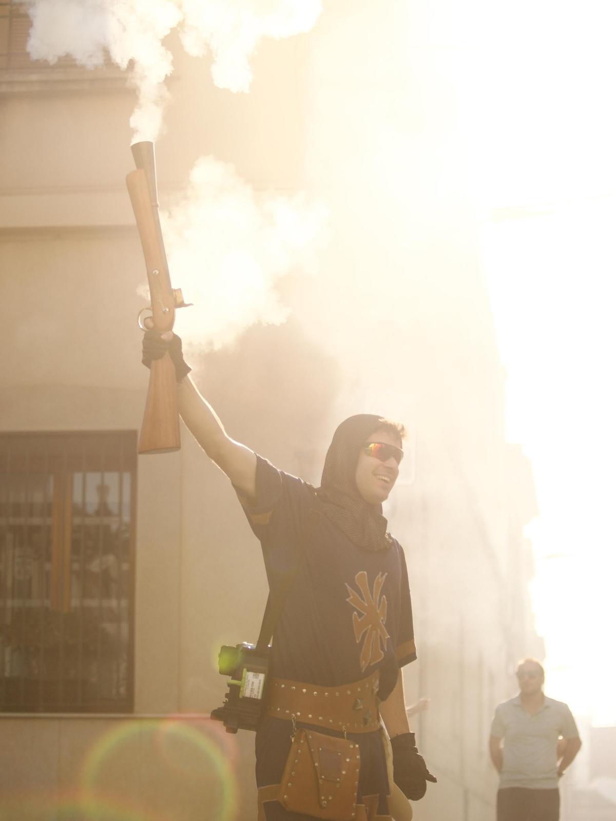 La ‘trabucà’ de las comparsas cristianas reconquista la Torre de Torrent