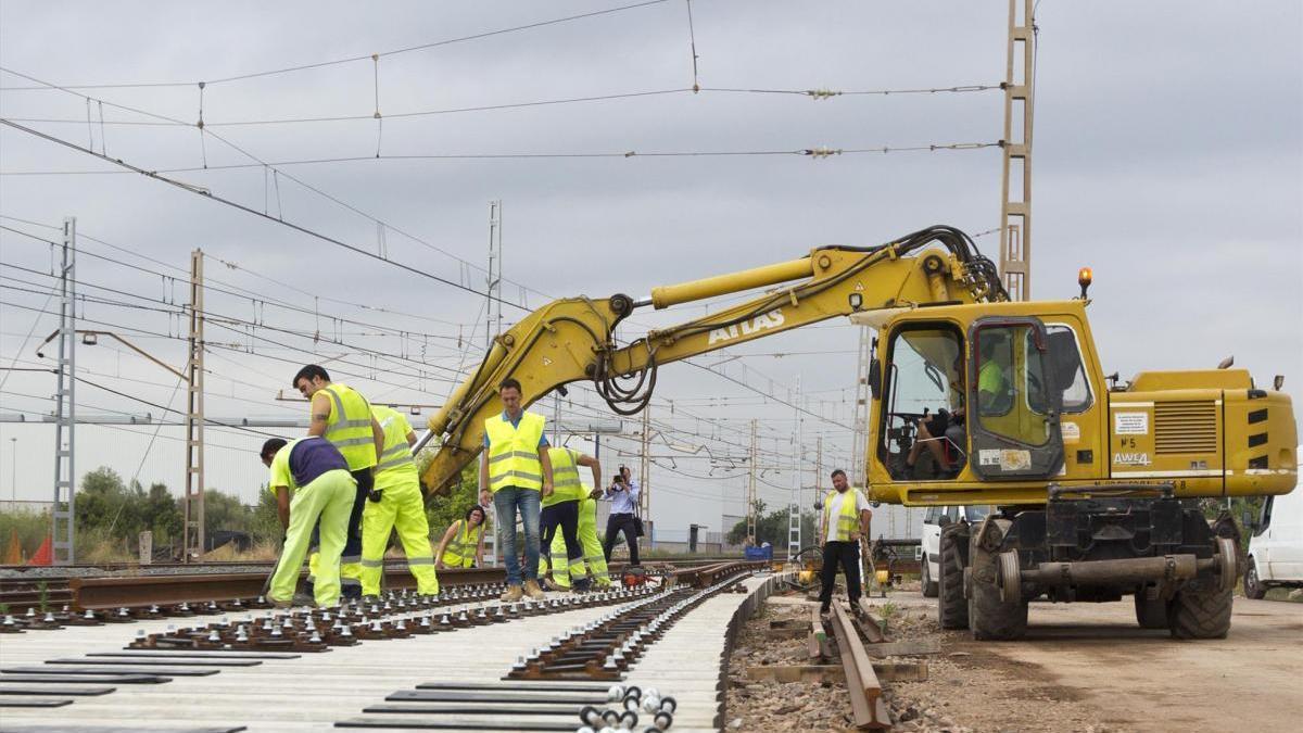 Fomento descarta el tercer hilo en el Corredor por poco tráfico en las vías