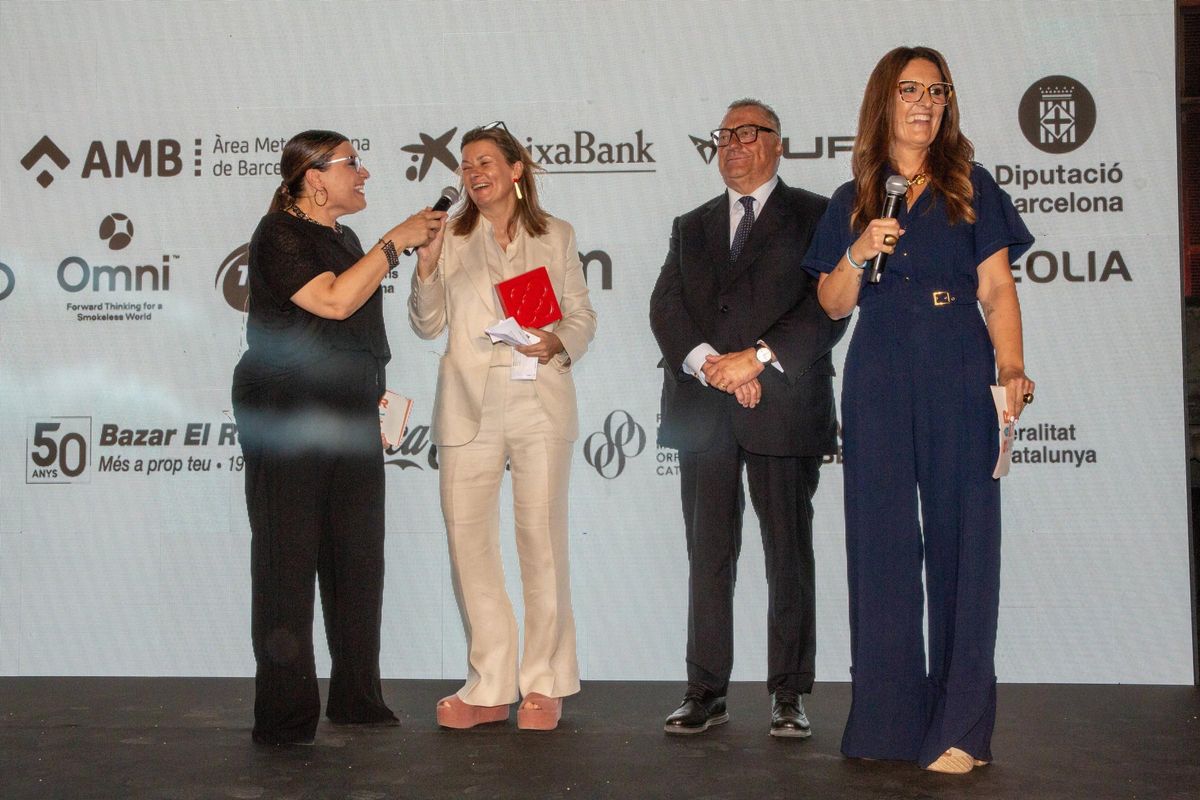 De izquierda a derecha Lorena Vázquez Sara Puig la Barcelonina del año y Ramon Agenjo Barceloní de laño y Laura Fa